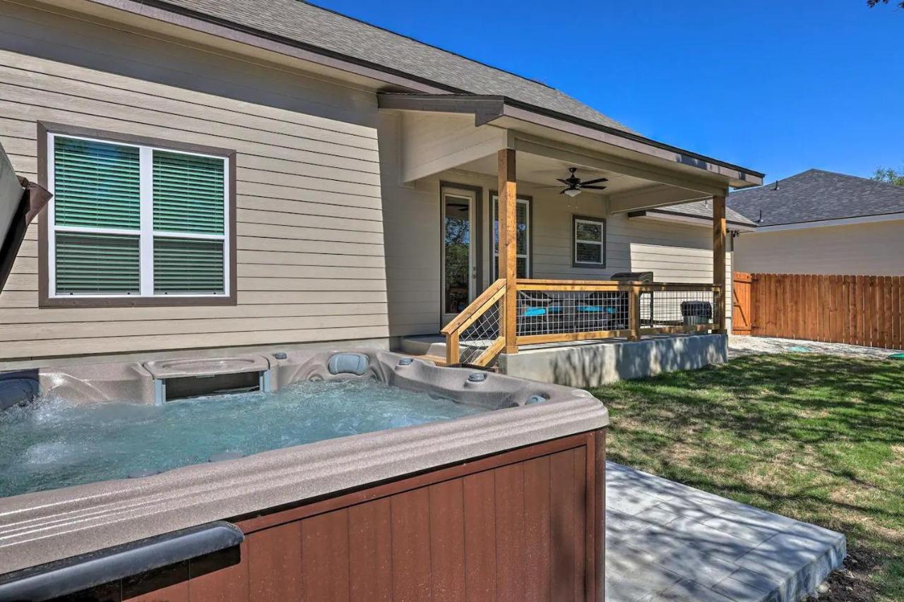 Convenient Cute Cottage Hot Tub Fire Pit Sleeps 6 Canyon Lake Buitenkant foto